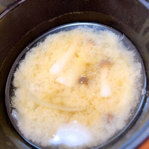 キャベツとしめじと小揚げの味噌汁
